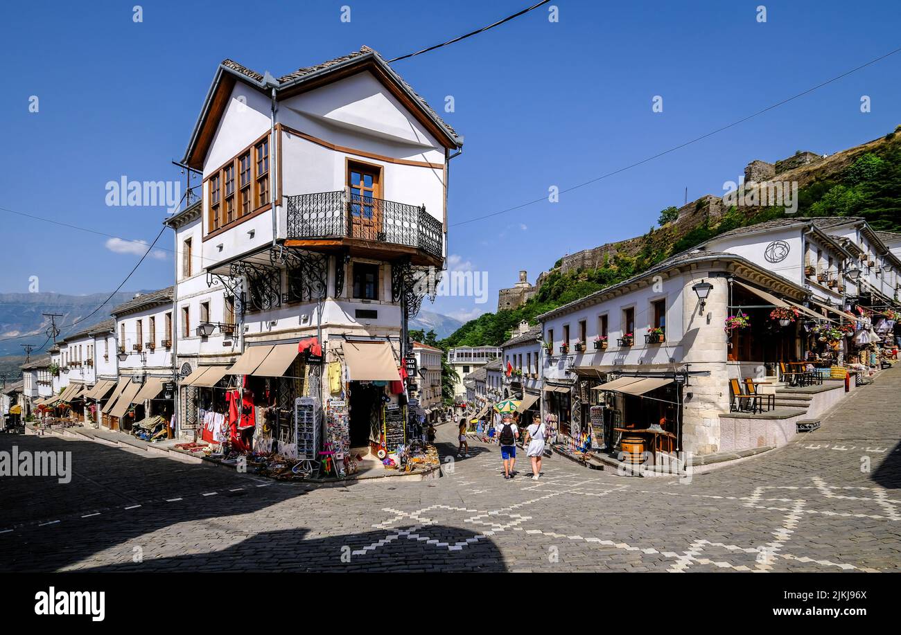 Città di Gjirokastra, Gjirokastra, Albania - i turisti visitano la storica città vecchia della città montana di Gjirokastra, patrimonio mondiale dell'UNESCO. Foto Stock