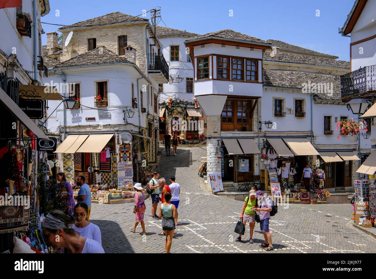 Città di Gjirokastra, Gjirokastra, Albania - i turisti visitano la storica città vecchia della città montana di Gjirokastra, patrimonio mondiale dell'UNESCO. Foto Stock