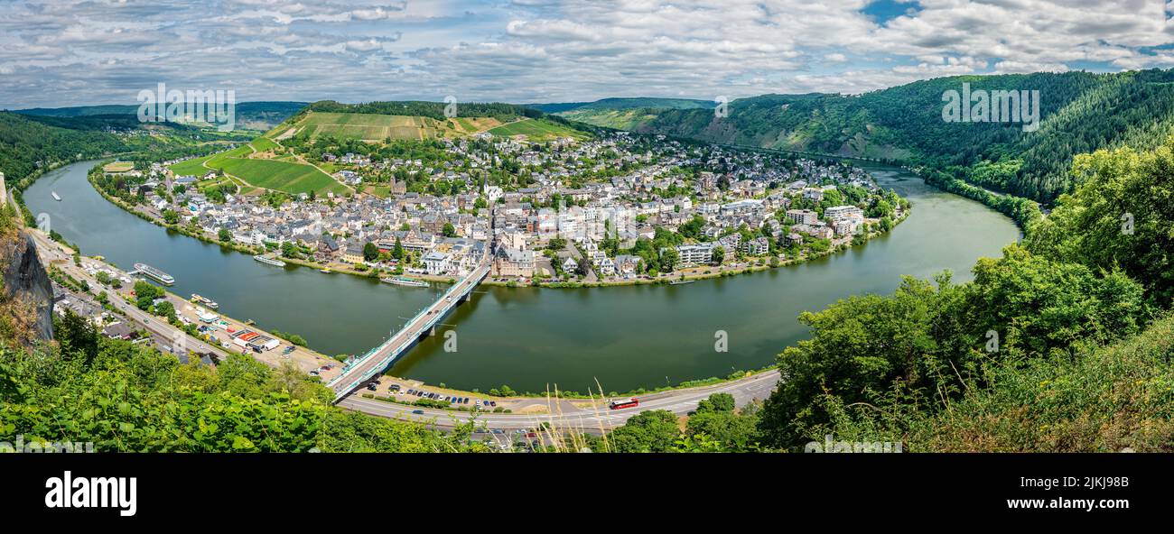 Anello della Mosella vicino Traben-Trarbach, sul pianoro di fronte era la fortezza Mont Royal, vista dal Grevenburg, Foto Stock