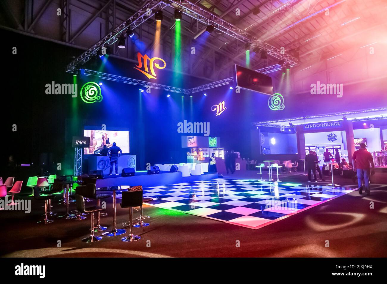 Una pista da ballo vuota in un evento di festa al coperto con luci colorate Foto Stock