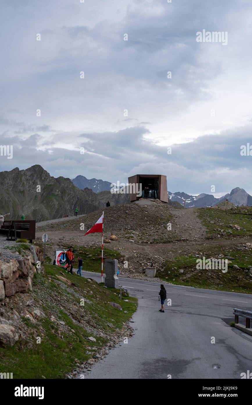 Museo di Timmelsjoch, strada alpina, Passo del Rombo, strada di passaggio tra Tirolo e Alto Adige, Alpi Ötztal, Ötztal, Tirolo, Austria Foto Stock