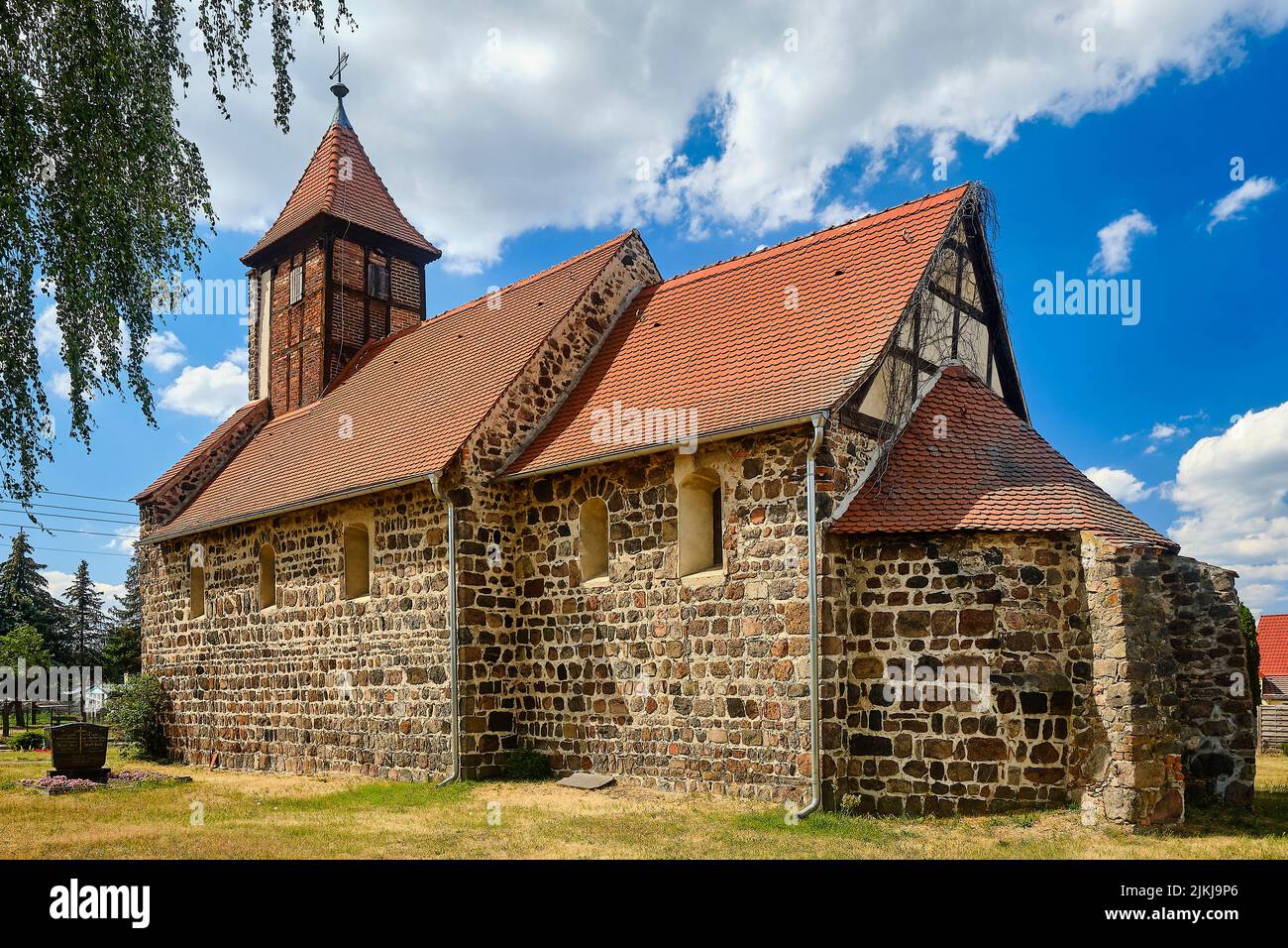 Chiesa romanica in pietra di campo St.Jakobi a Ragösen/ Coswig (Anhalt), Fläming, Sassonia-Anhalt, Germania, Europa Foto Stock