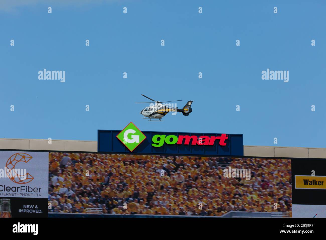 Uno scatto di un elicottero mediale WVU Medicine che sorvola lo stadio di calcio WVU Foto Stock