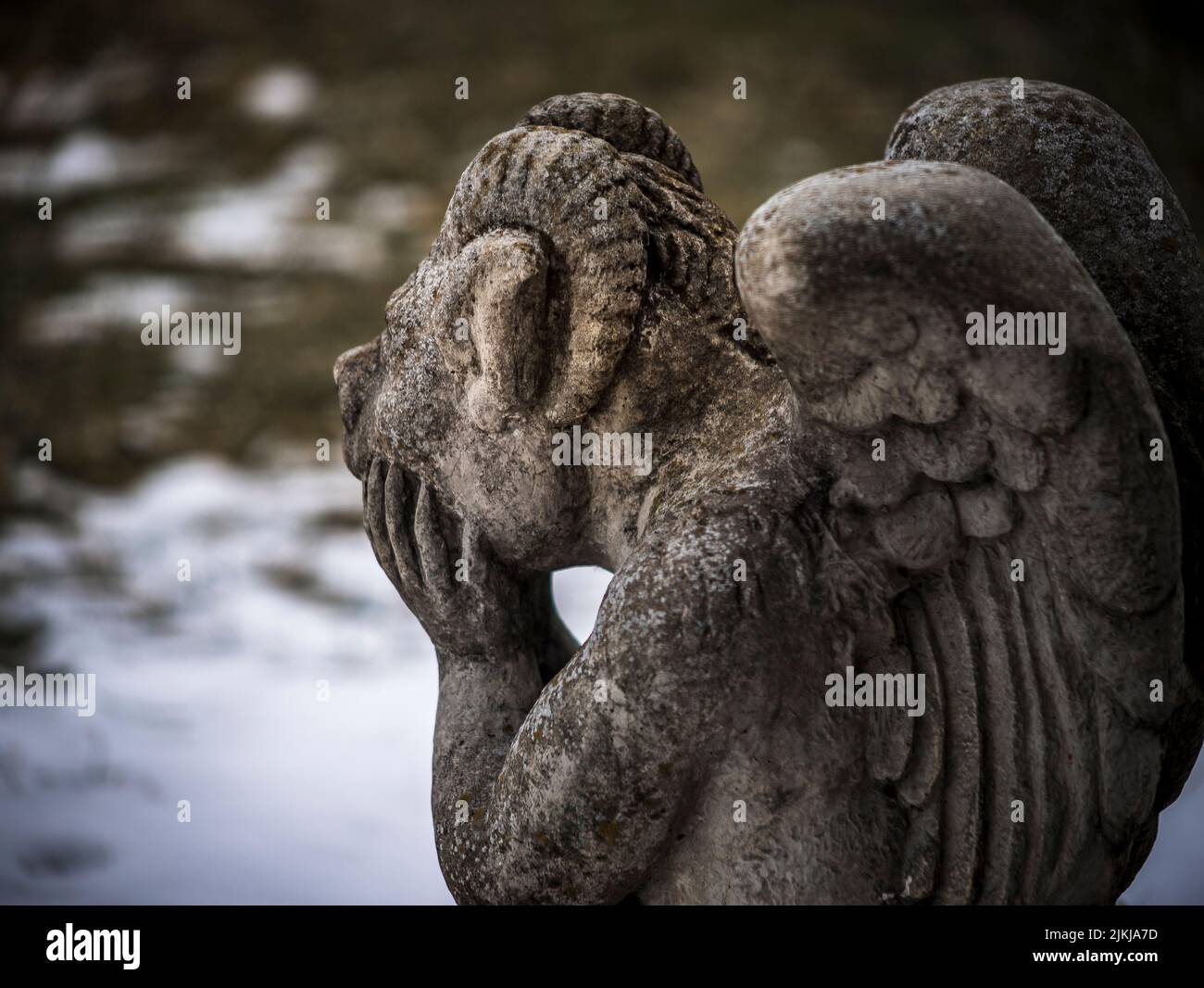 La statua del gargoyle del giardino sembra pensare allo stato delle cose Foto Stock