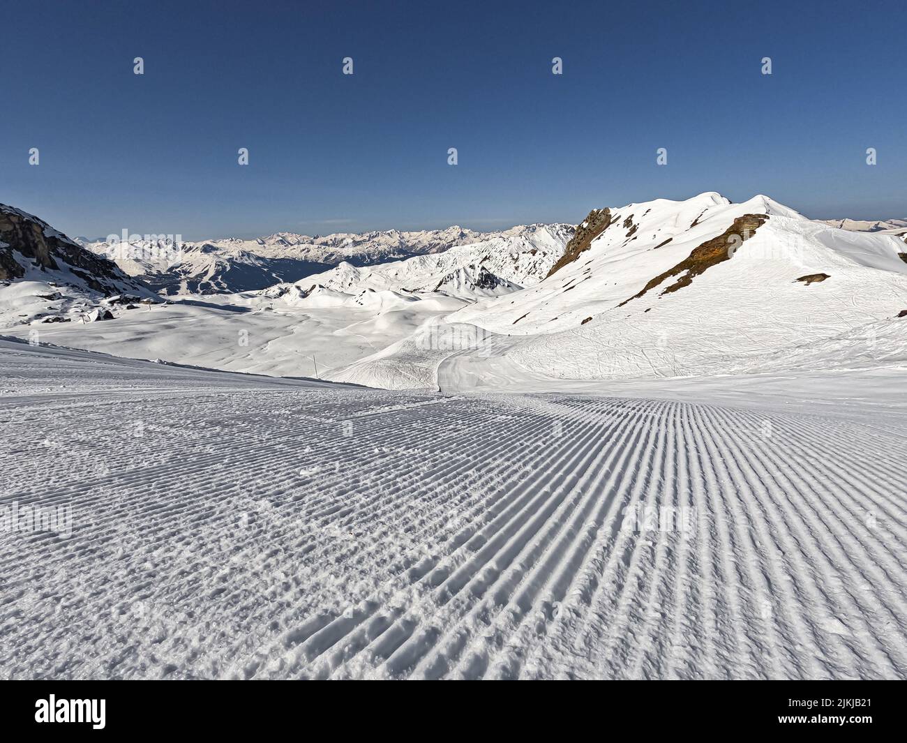 Un bellissimo paesaggio invernale con una pista da sci su la Plagne, Domaine skiable Paradiski, Alpi, Francia Foto Stock