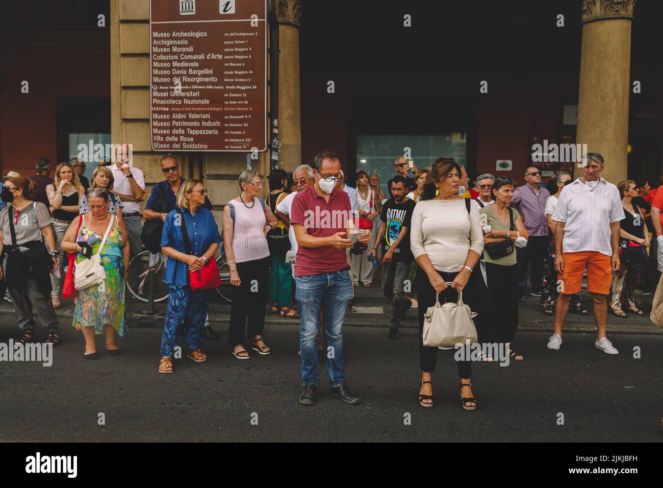 Bologna, ITALIA. Agosto 2, 2022. 42th anniversario della cerimonia di commemorazione del bombardamento alla stazione ferroviaria del 2 agosto 1980. Come ogni anno, migliaia di cittadini partecipano alla cerimonia che si svolge nella piazza della stazione, di fronte alla sala d'attesa che nel 1980 è stata distrutta da un attacco fascista in cui 85 persone sono morte e 200 sono rimaste ferite. Credit: Massimiliano Donati/Alamy Live News Foto Stock