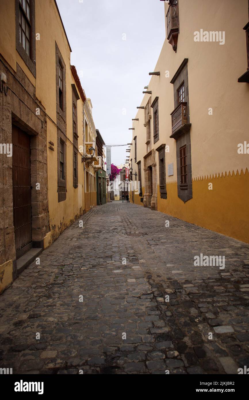 Una strada stretta con edifici colorati in una giornata nuvolosa a Gran Canaria, Spagna Foto Stock