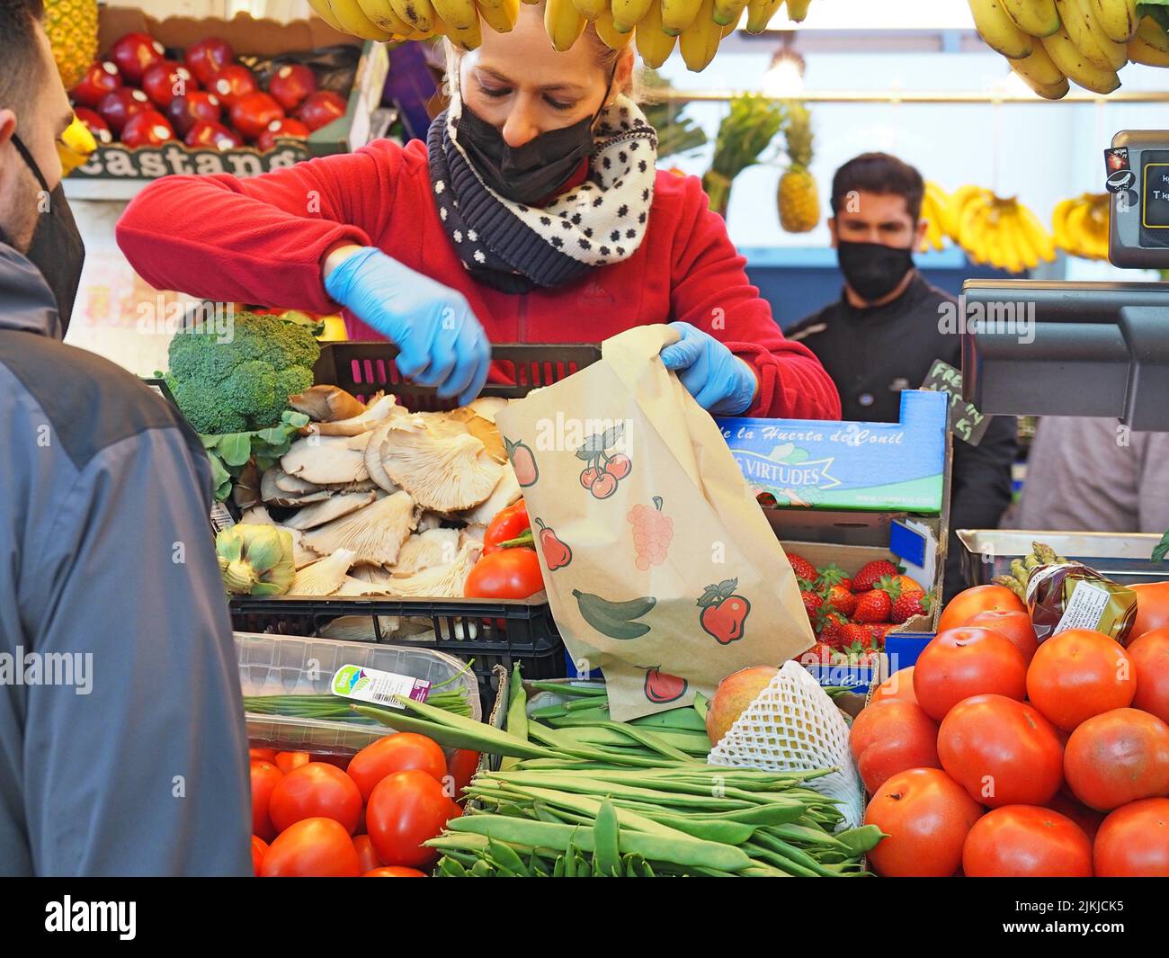 Una scena di mercato locale durante il COVID-19 a Cadice, Spagna Foto Stock