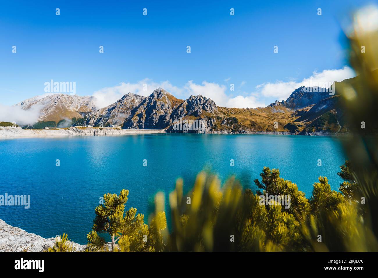 Una vista panoramica del lago Luenersee sullo sfondo di una montagna nelle Alpi Orientali, Austria Foto Stock