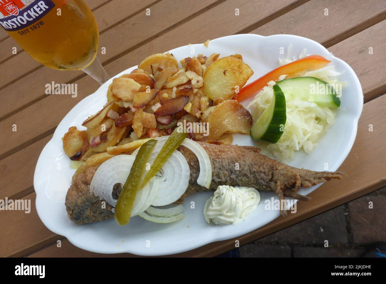 Germania, Meclemburgo-Pomerania occidentale, Mar Baltico, Baia di Pomerania, Isola di Usedom, Stagnieß, campeggio natura al porto, ristorante, pesce piatto Foto Stock