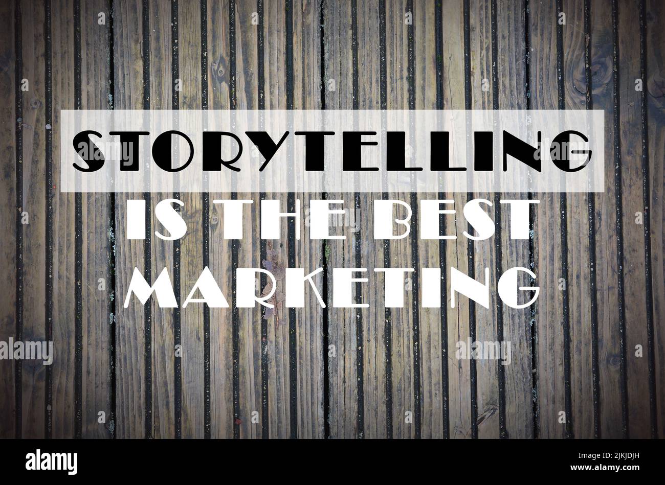 Una citazione motivante e motivante su un background con una vignetta che dice "Storytelling is the Best Marketing" Foto Stock