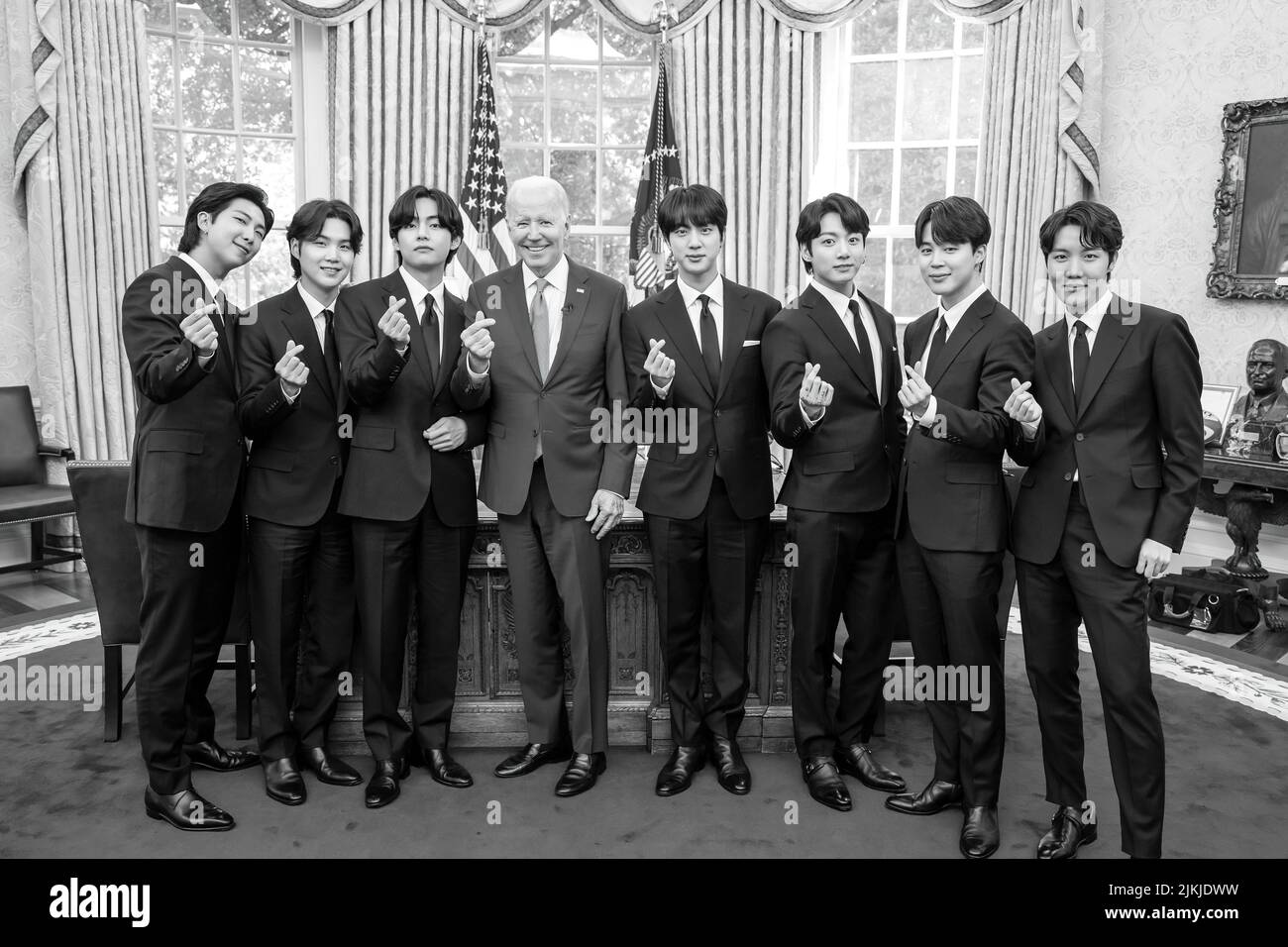 Il Presidente Joe Biden registra un video digitale con il gruppo di canto K-pop BTS martedì 31 maggio 2022 presso l'ufficio ovale della Casa Bianca. (Foto ufficiale della Casa Bianca di Adam Schultz) Foto Stock
