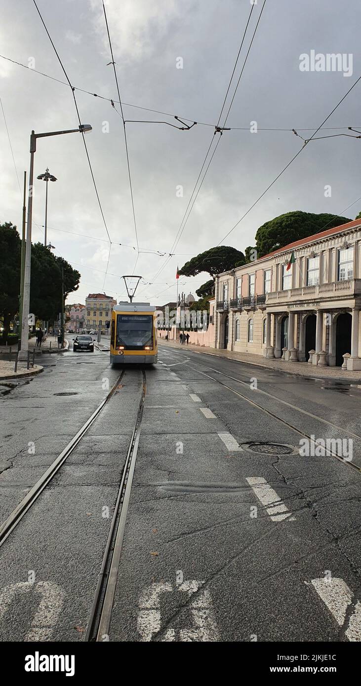 Una bella vista di un tram su una ferrovia sotto il cielo nuvoloso Foto Stock