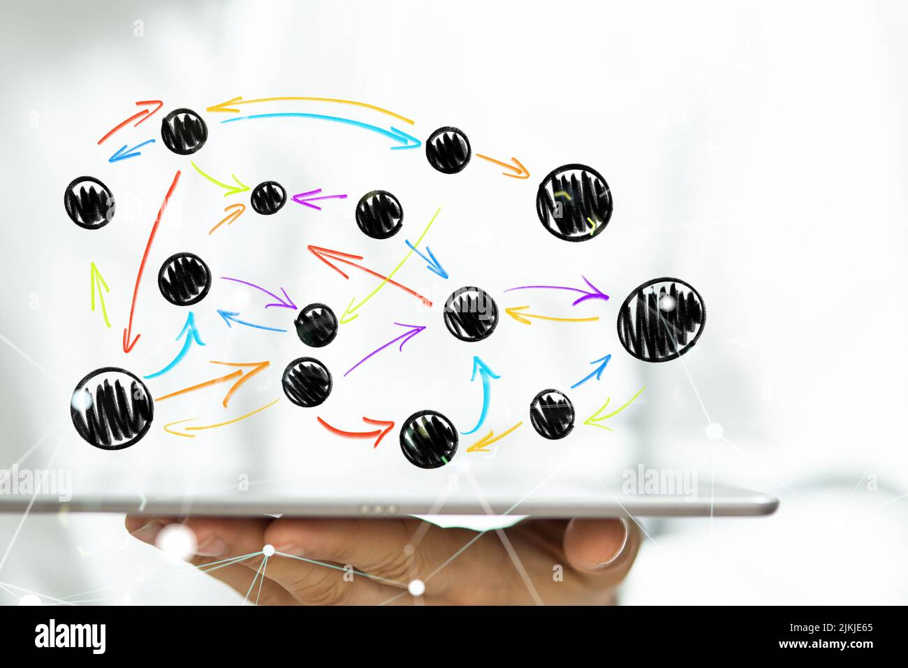 Un ologramma di punti interconnessi che sporgono dalla tavoletta di un uomo Foto Stock