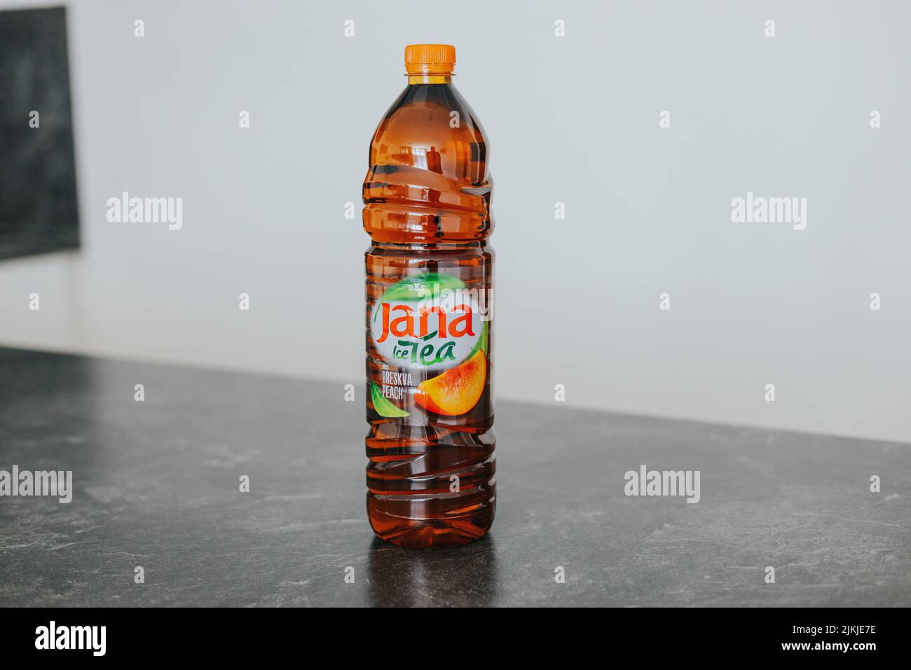 Jana pesca ghiaccio tè su tavolo nero Foto Stock