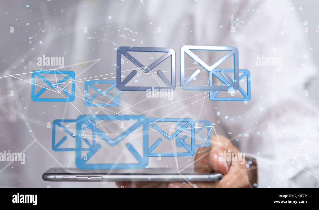 Un ologramma di icone e-mail proiettate dal tablet di un uomo. Concetto di e-comunicazione Foto Stock
