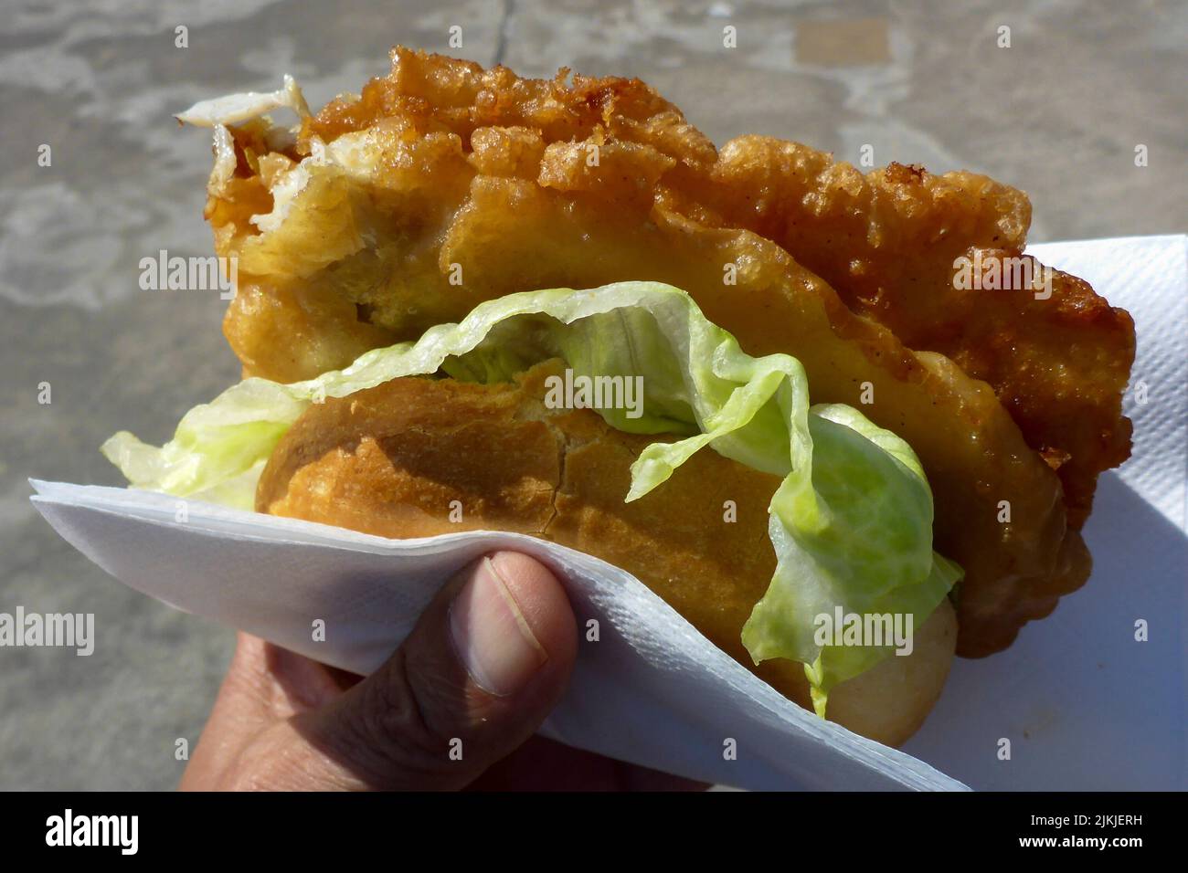 Germania, Meclemburgo-Pomerania occidentale, Mar Baltico, Rügen, Penisola di Jasmund, Sassnitz, porto, sandwich di pesce Foto Stock