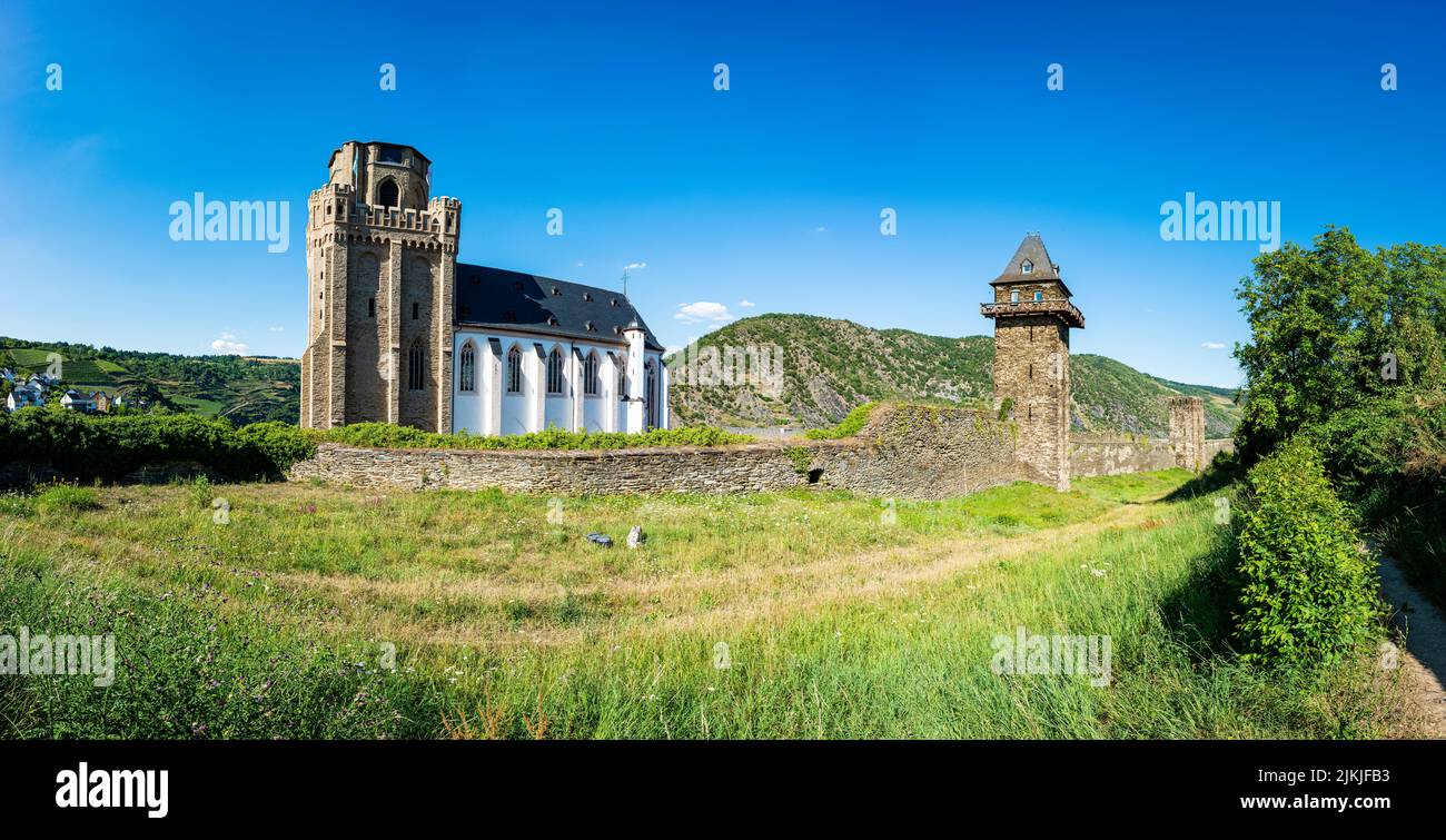 Panorama del muro di satdt sud-occidentale di Oberwesel sul Medio Reno, a sinistra la chiesa cattolica di San Martino con torre fortificata, a destra l'abitato Michelfeldturm i, a destra una torre a semiguscio, Oberwesel è la città delle torri, Appartiene al patrimonio dell'umanità dell'UNESCO alta Valle del Medio Reno, Foto Stock