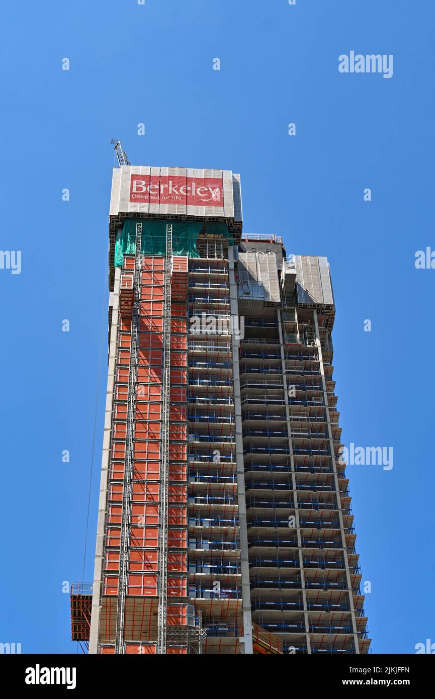 Londra, Inghilterra - Giugno 2022: Vista esterna di un nuovo blocco di appartamenti in costruzione a Canary Wharf. Lo sviluppatore è Berkley Homes. Foto Stock