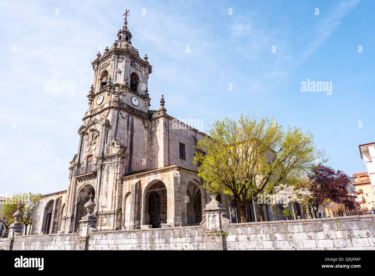 Esterno della parrocchia di San Martin in piazza goiko vicino al municipio di Andoain, Gipuzkoa. Paesi Baschi Foto Stock