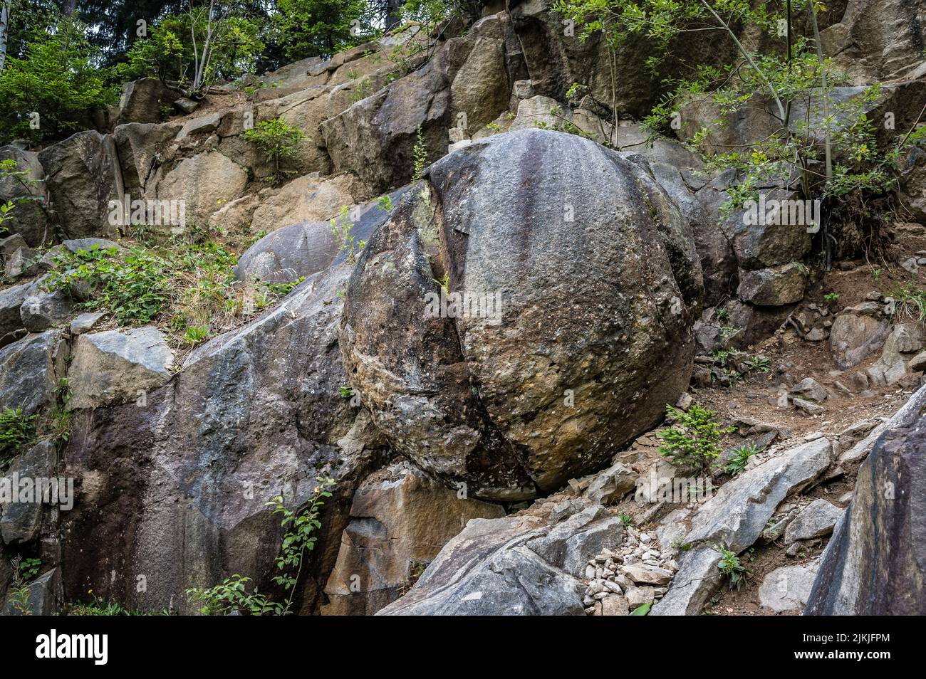 Una grande sfera di pietra su una collina rocciosa Foto Stock