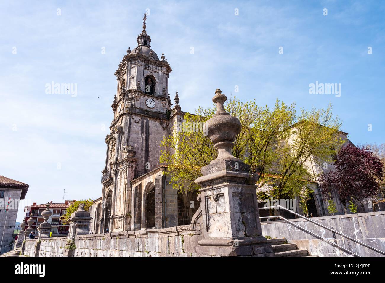 Esterno della parrocchia di San Martin in piazza goiko vicino al municipio di Andoain, Gipuzkoa. Paesi Baschi Foto Stock