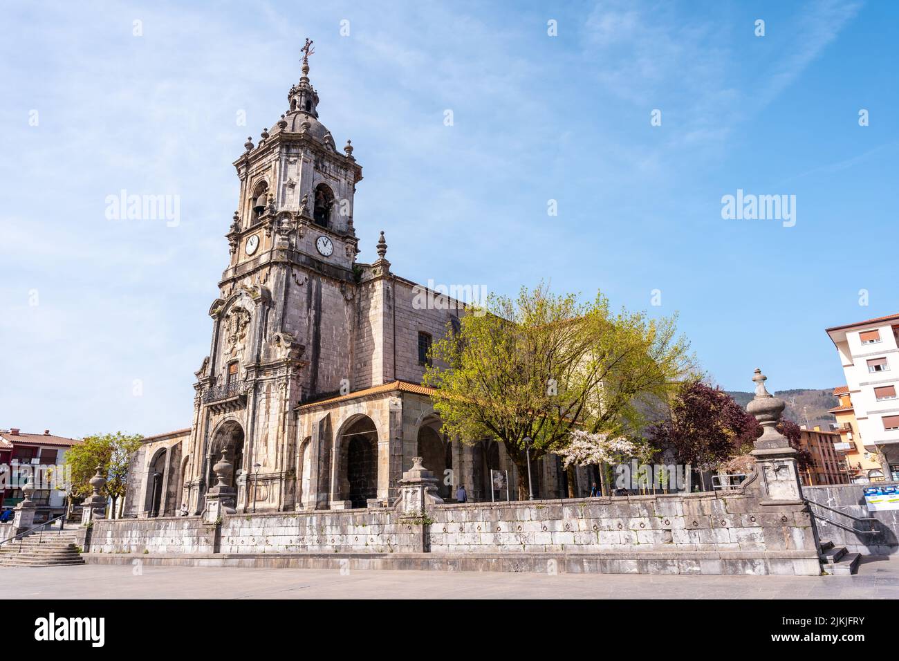 Esterno della parrocchia di San Martin in piazza goiko vicino al municipio di Andoain, Gipuzkoa. Paesi Baschi Foto Stock