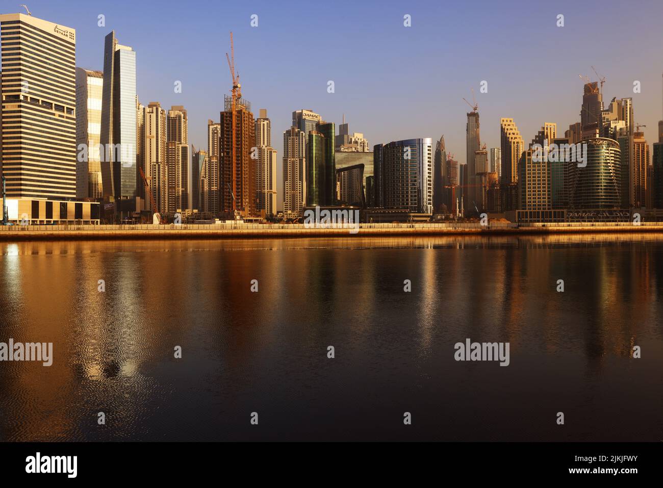 Dubai Kanal, Dubai Marina, Atemberaubende Aussicht auf die Skyline von Dubai mit Marriott Hotel, Brücke und Spiegelung im Dubai Kanal Foto Stock