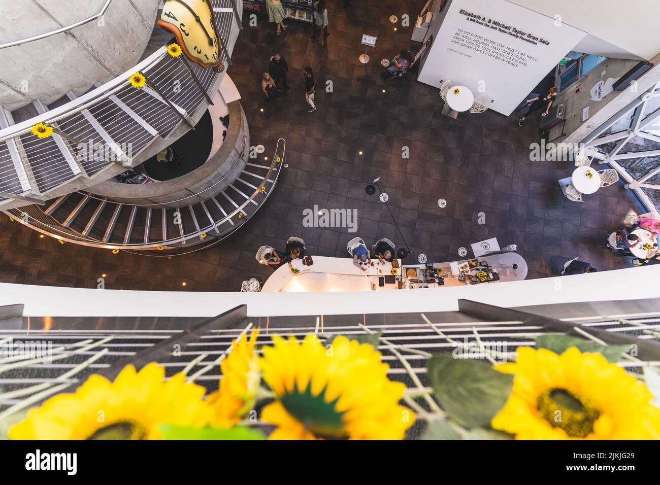 San Pietroburgo, Florida 14 gennaio 2021: Vista dall'alto della scala a chiocciola e del Cafe Gala al piano inferiore all'interno del Museo Dali mentre la gente mangia Foto Stock