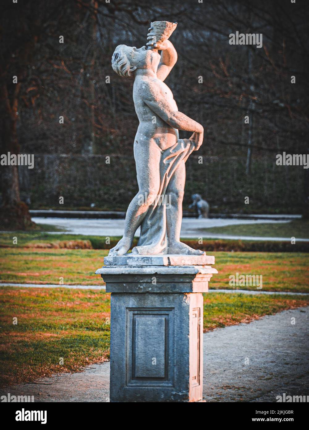 Una foto verticale di una bella scultura vicino al Castello di Hellbrunn a Salisburgo, Austria Foto Stock