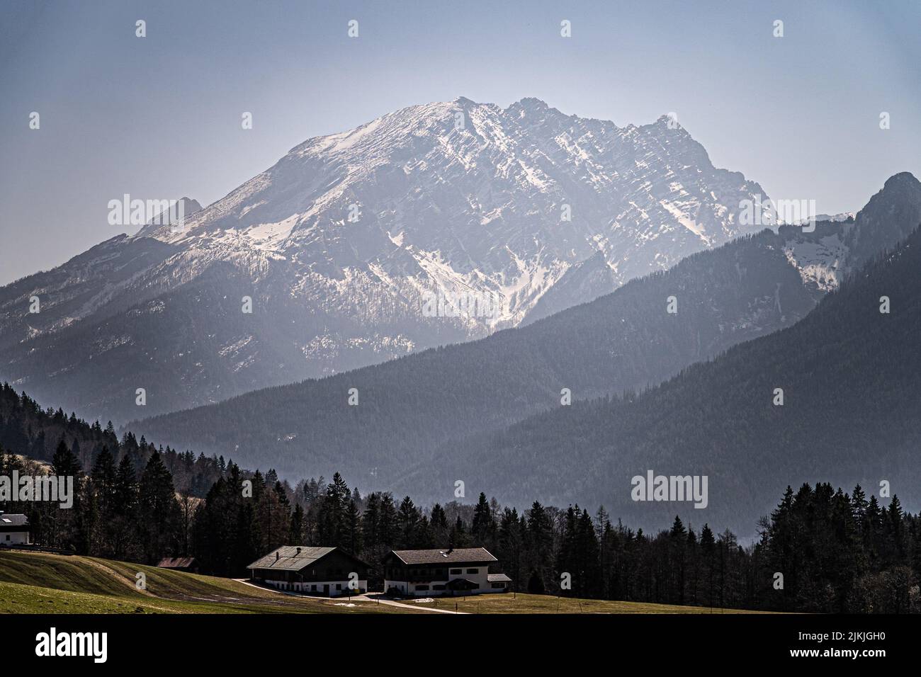 Un bellissimo scatto delle alpi innevate visibili dal Parco Nazionale Berchtesgaden in Germania Foto Stock