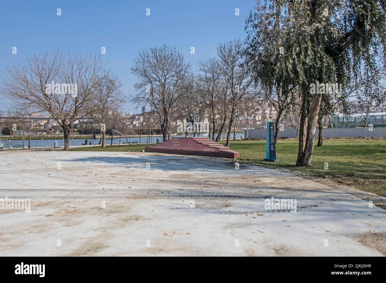 Una bella vista dei parchi verdi sulla riva del Corno d'Oro con cielo blu a Istanbul, Turchia Foto Stock