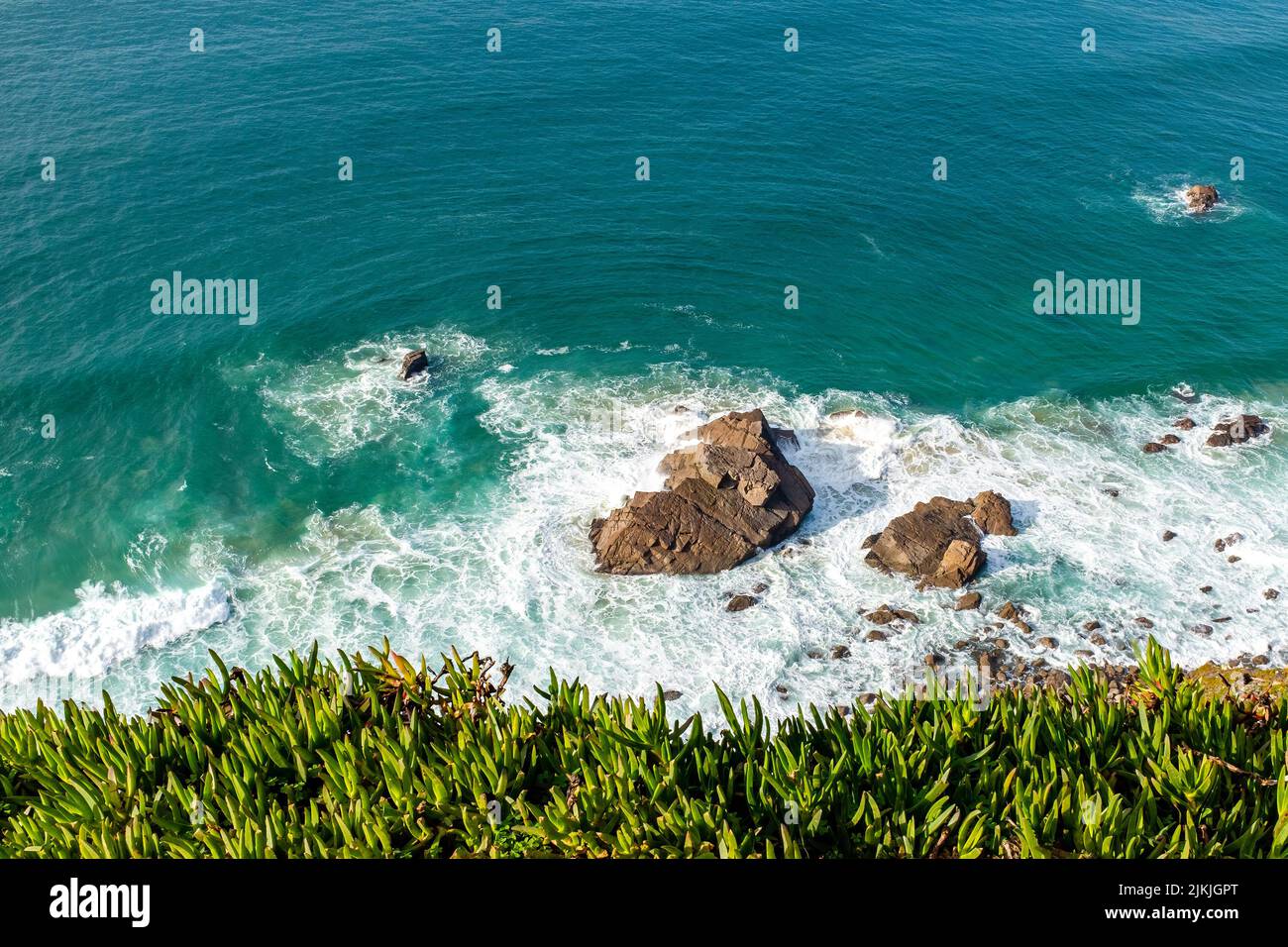 Vista panoramica delle onde dell'oceano che colpiscono la riva di Cape Roca, Portogallo Foto Stock