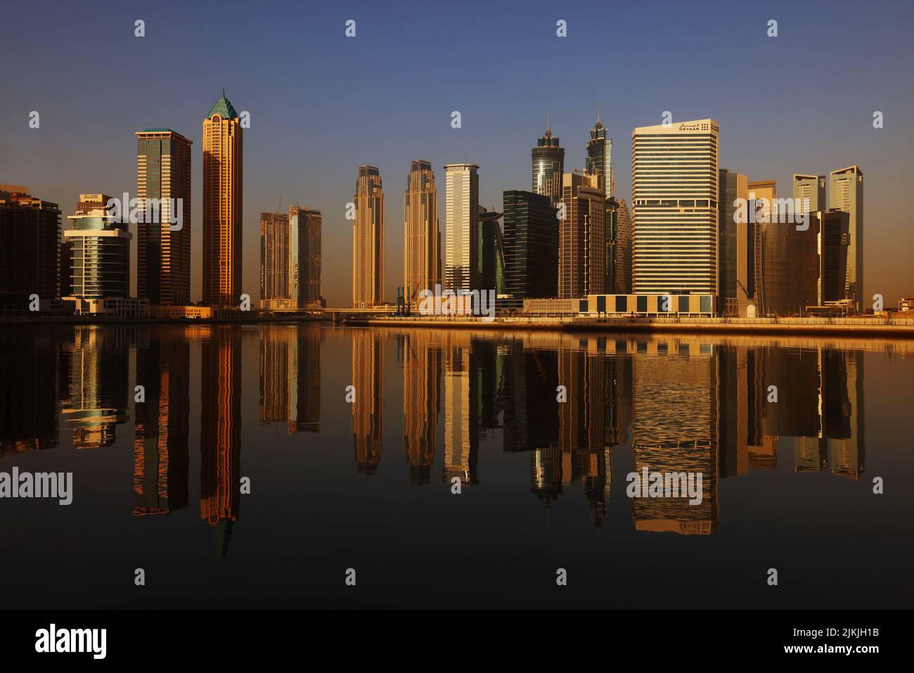 Dubai Kanal, Dubai Marina, Atemberaubende Aussicht auf die Skyline von Dubai mit Marriott Hotel, Brücke und Spiegelung im Dubai Kanal Foto Stock