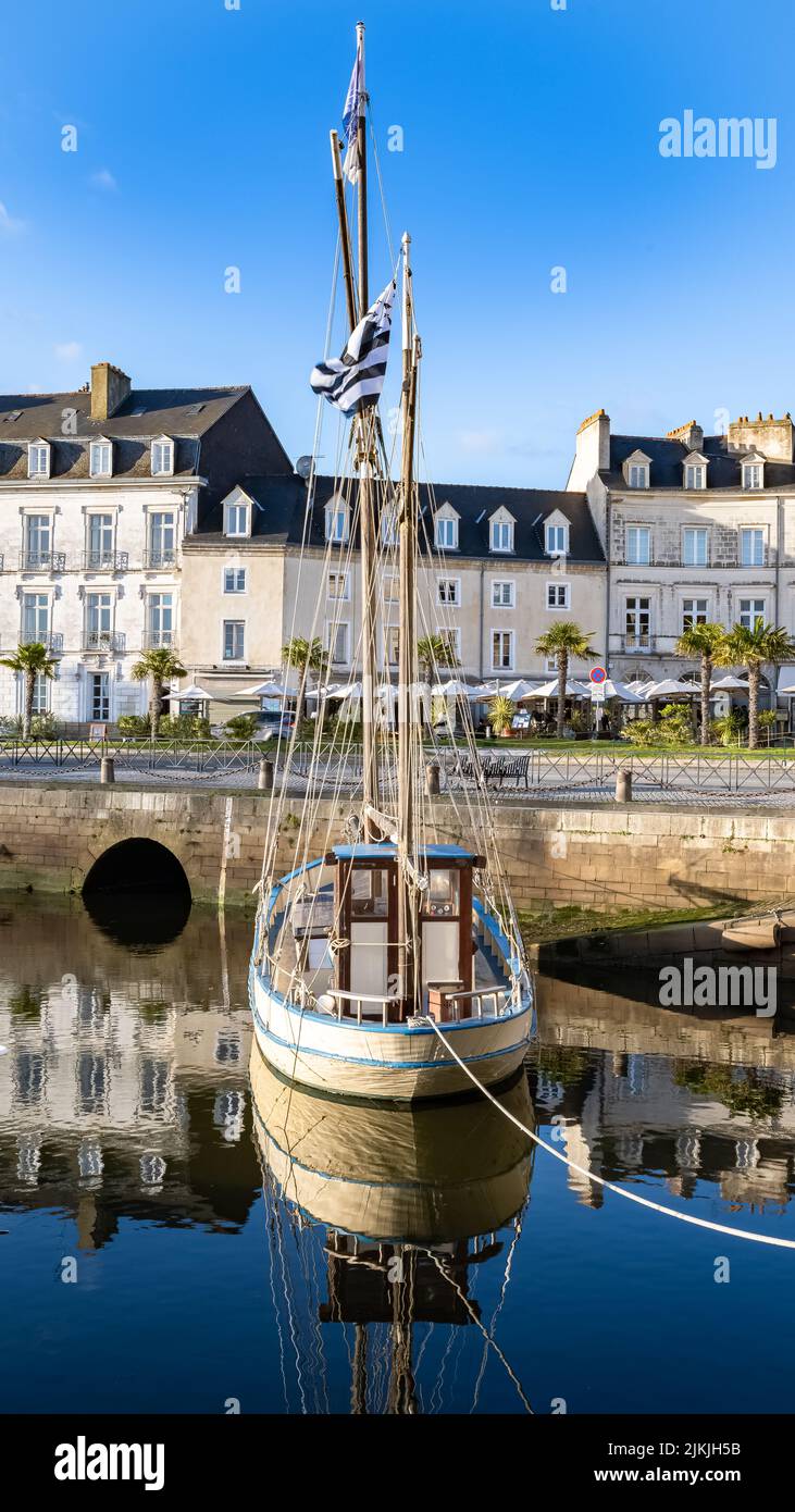 Vannes in Bretagna, una barca tradizionale nel porto in inverno Foto Stock