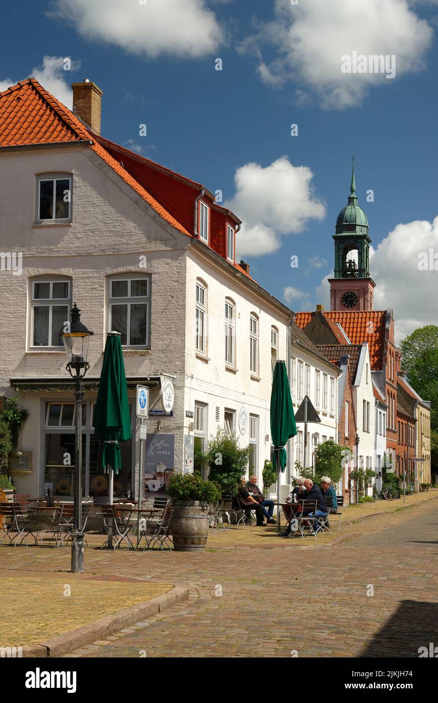 Church Street con vista sulla chiesa dei Remonstrants, Friedrichstadt, la città olandese sulla penisola di Eiderstedt, Frisia settentrionale, penisola di Eiderstedt, Schleswig-Holstein, Germania Foto Stock