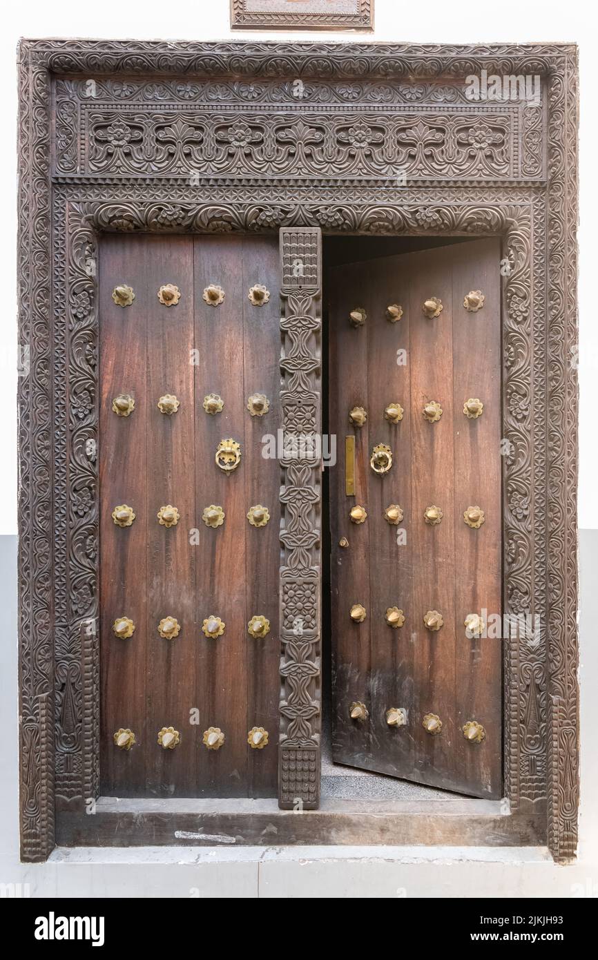 Uno scatto verticale di una porta in legno a Zanzibar Foto Stock