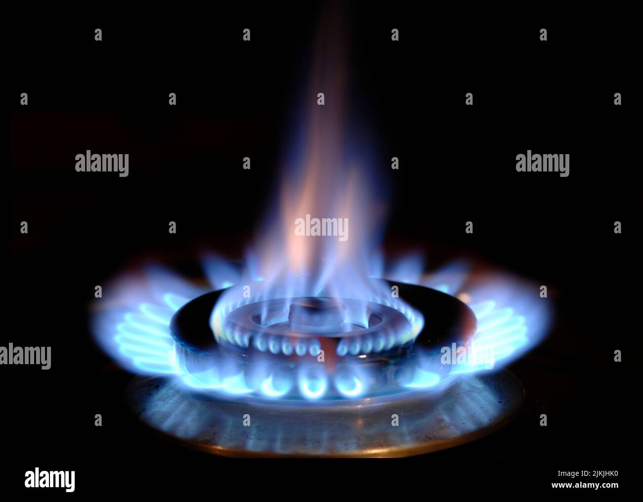 La fiamma del gas brucia su una stufa con fiamma blu Foto Stock