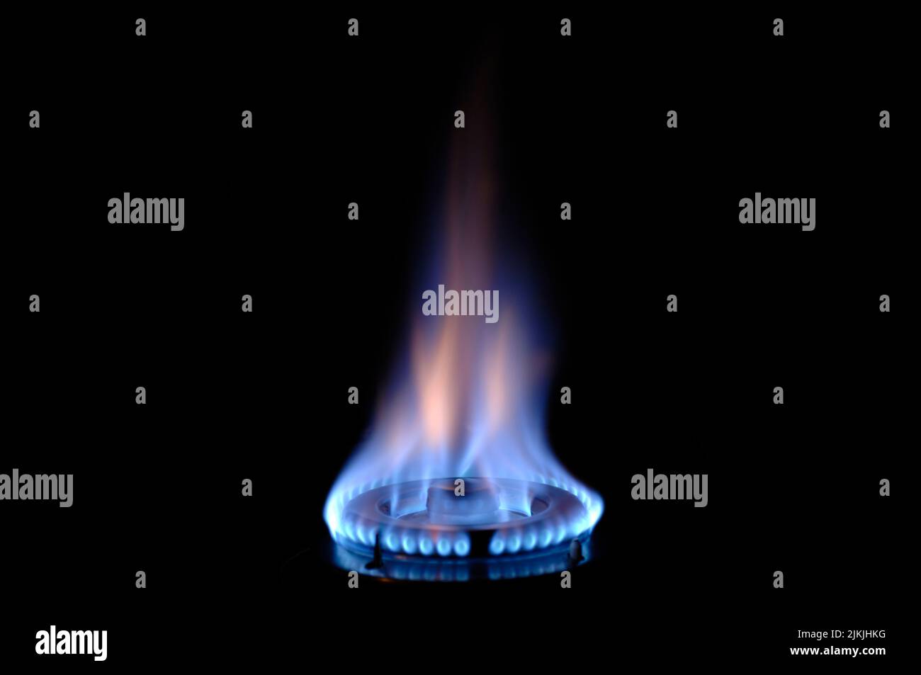 La fiamma del gas brucia su una stufa con fiamma blu Foto Stock