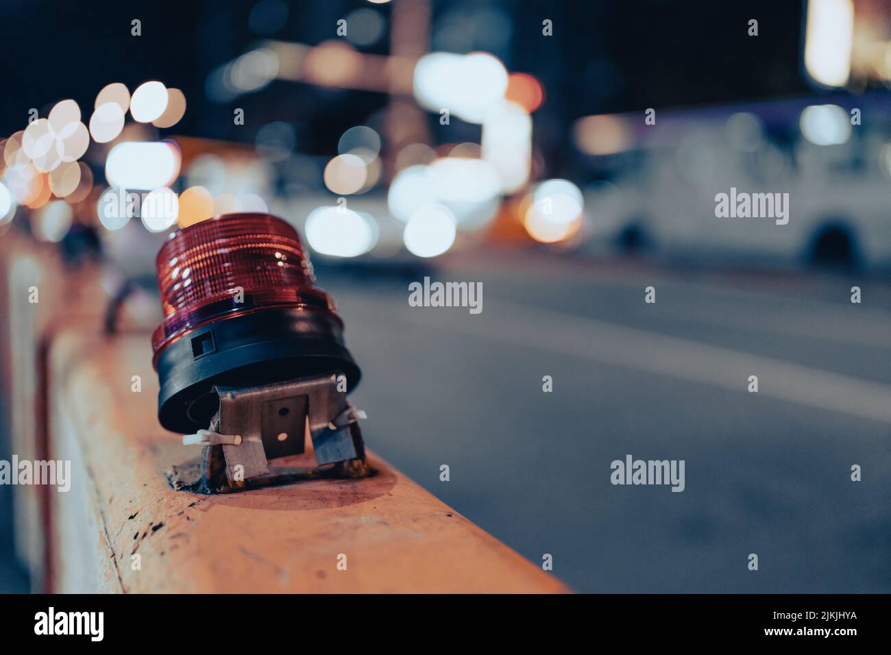 Primo piano di una lampadina di una luce di segnalazione in una strada su uno sfondo sfocato Foto Stock