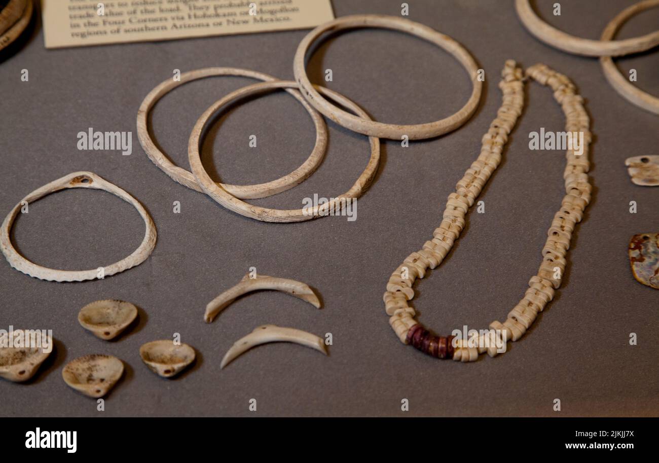 Gioielli Anasazi in osso animale, corna e conchiglie di pendenti, bracciali e collana con perline. Mesa Verde National Park, Colorado Foto Stock