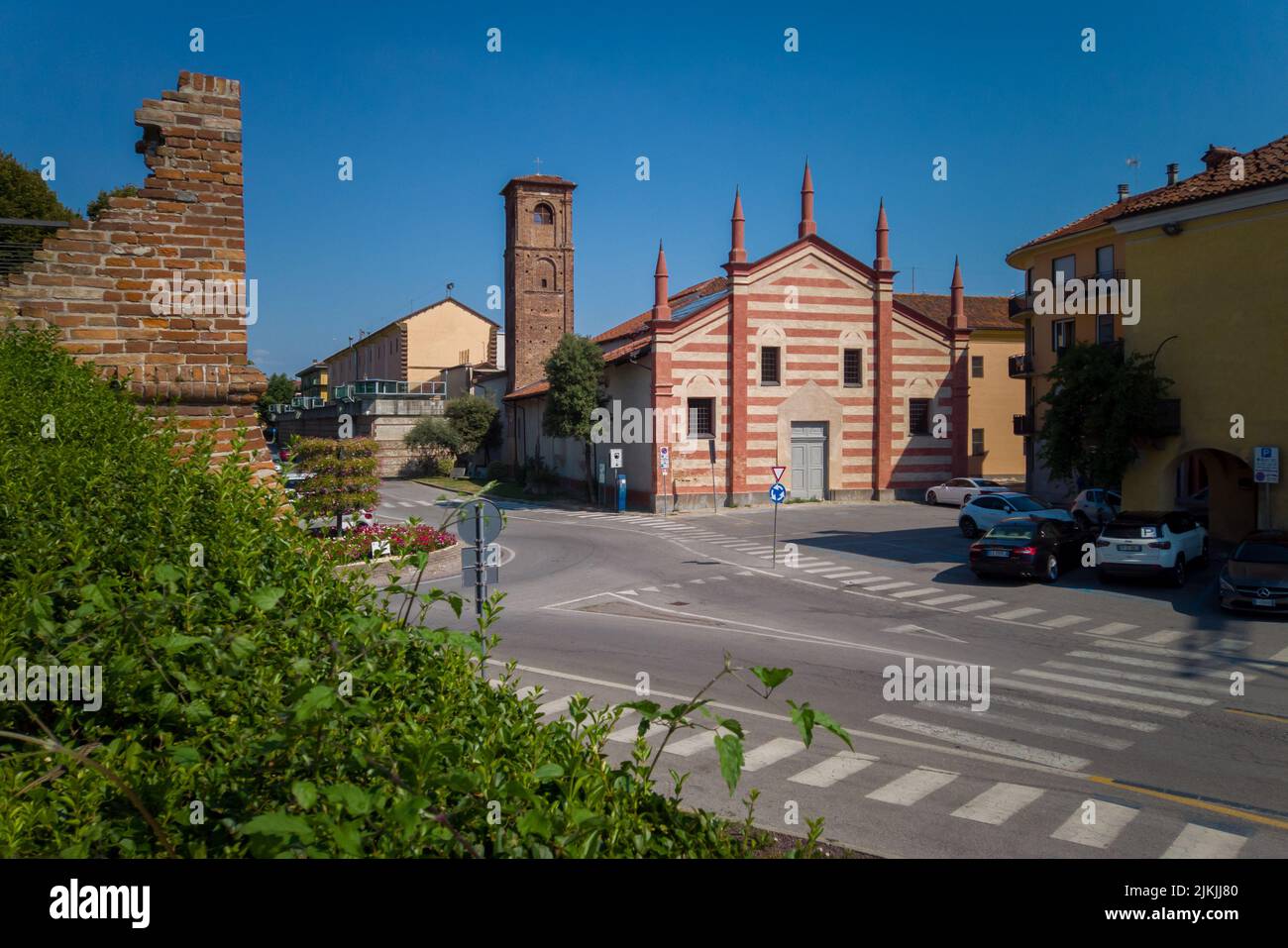 Fossano, Cuneo, Italia - 02 agosto 2022: La chiesa di Santa Maria del Salice in piazza Bima, sullo sfondo il penitenziario dell'ex cistercense Foto Stock