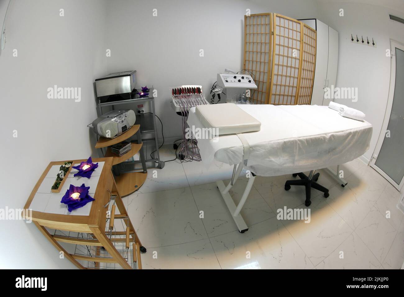 All'interno della sala massaggi, tavolo da massaggio nel centro benessere, trattamento della pelle. Foto Stock