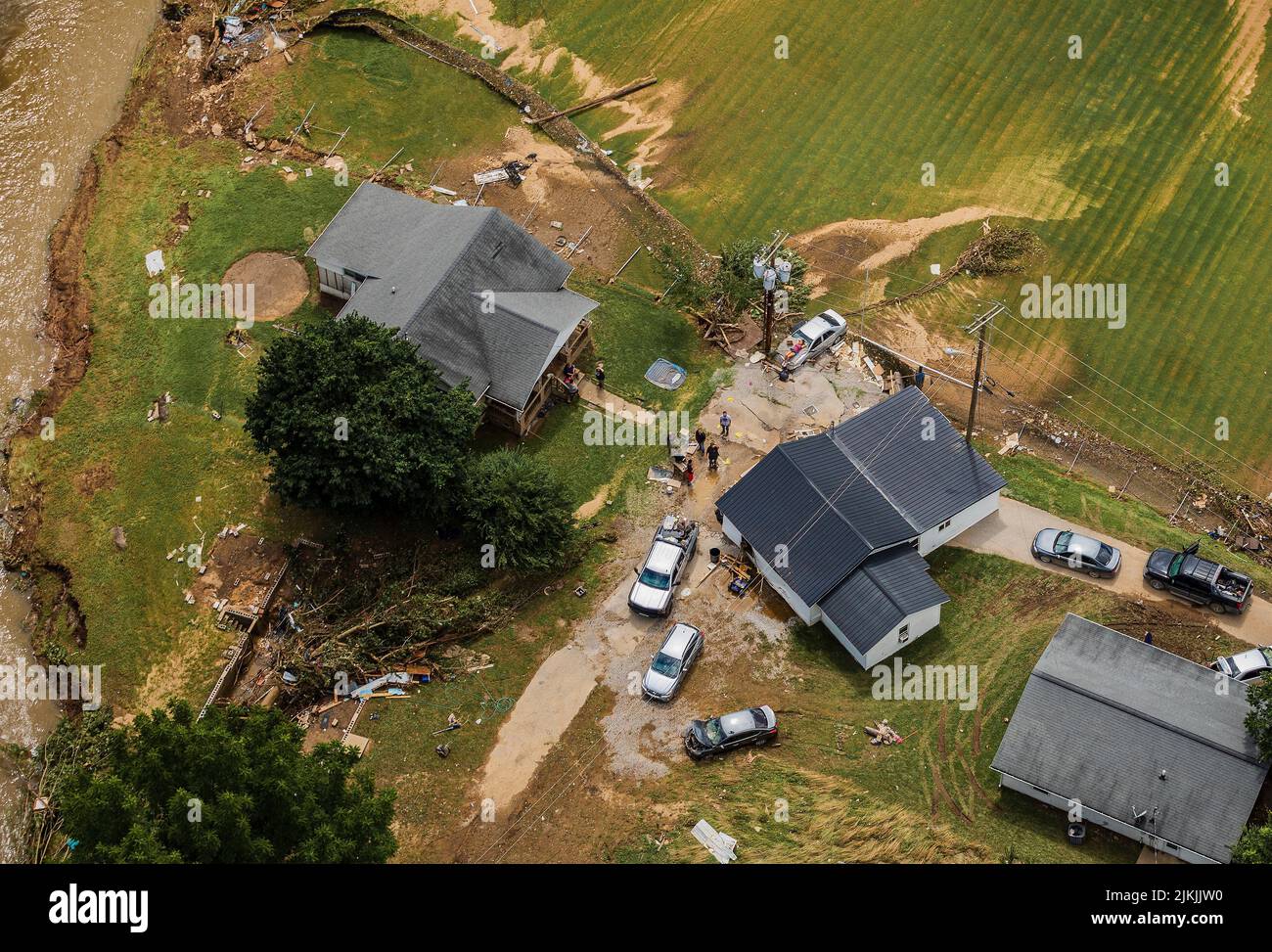 Hazard, Stati Uniti d'America. 30 luglio 2022. Il team di elicotteri della Guardia Nazionale del Kentucky effettua un sorvolo per valutare le aree interessate dalle acque di alluvione dopo che le piogge record sono cadute nel Kentucky Orientale uccidendo almeno 35 persone e costringendo l'evacuazione di migliaia di persone, il 30 luglio 2022 a Hazard, Kentucky. Credito: SPC. Danielle Sturgill/Kentucky National Guard/Alamy Live News Foto Stock