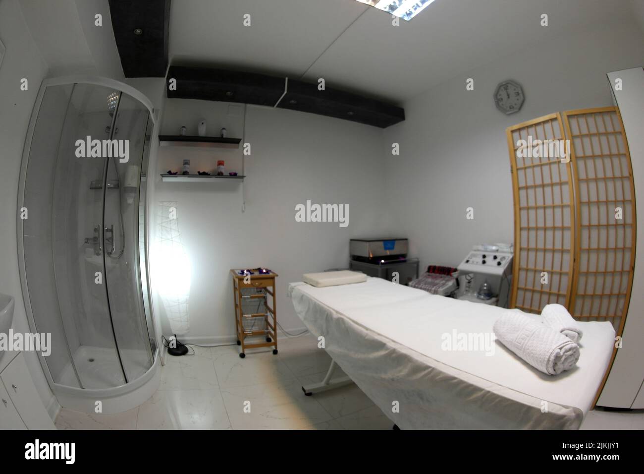 All'interno della sala massaggi, tavolo da massaggio nel centro benessere, trattamento della pelle. Foto Stock