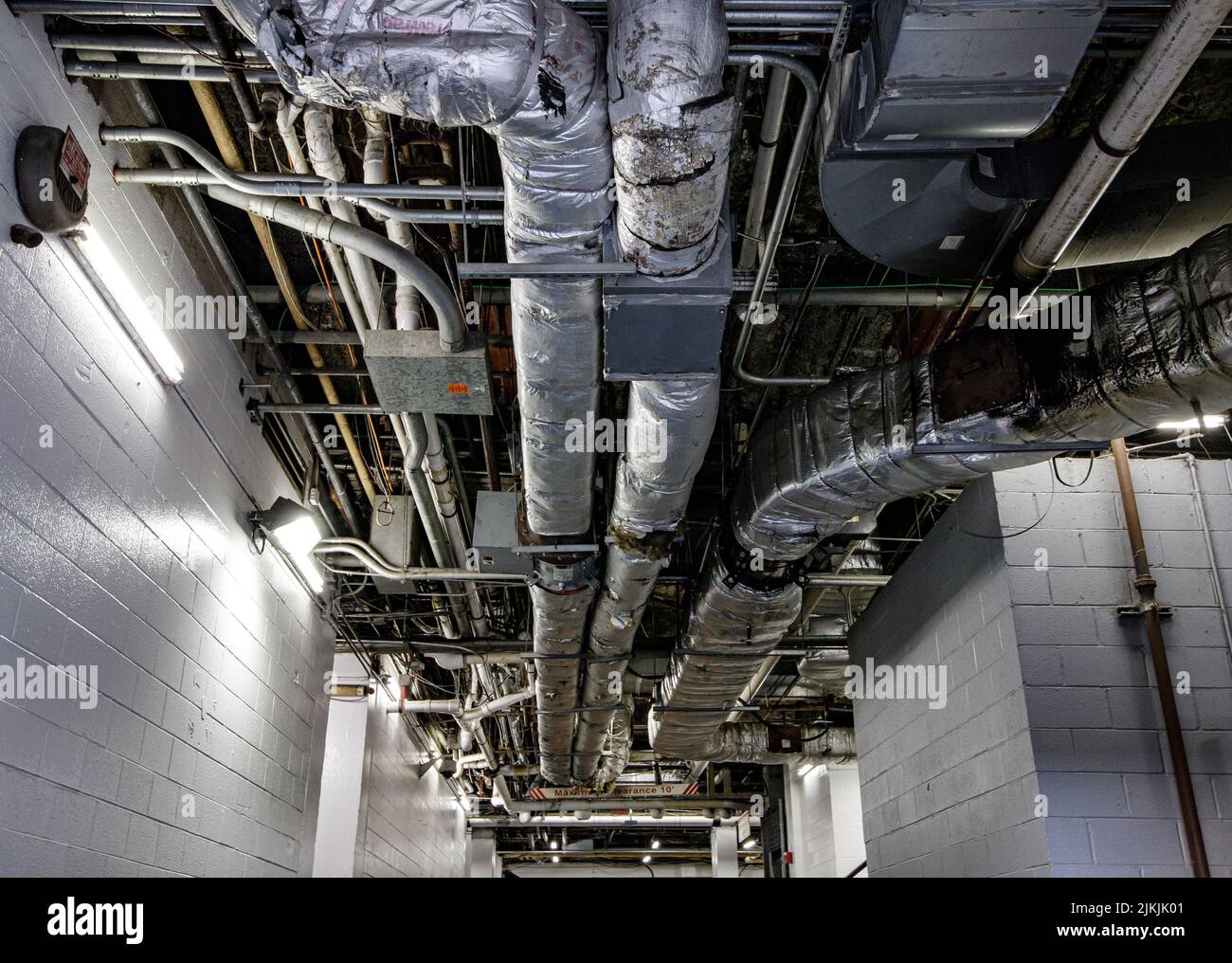 Un angolo basso di un sistema di ventilazione all'interno di un edificio Foto Stock
