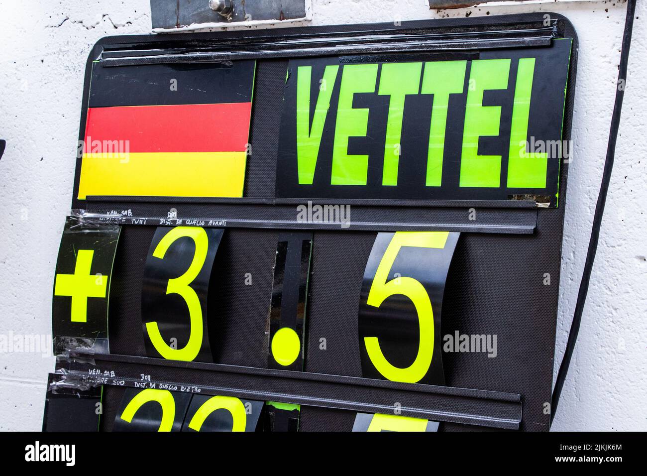 Un primo piano del risultato della scacchiera di Sebastian Vettel, pilota automobilistico tedesco durante la Formula 1, Gran Premio d'Italia 2018 Foto Stock