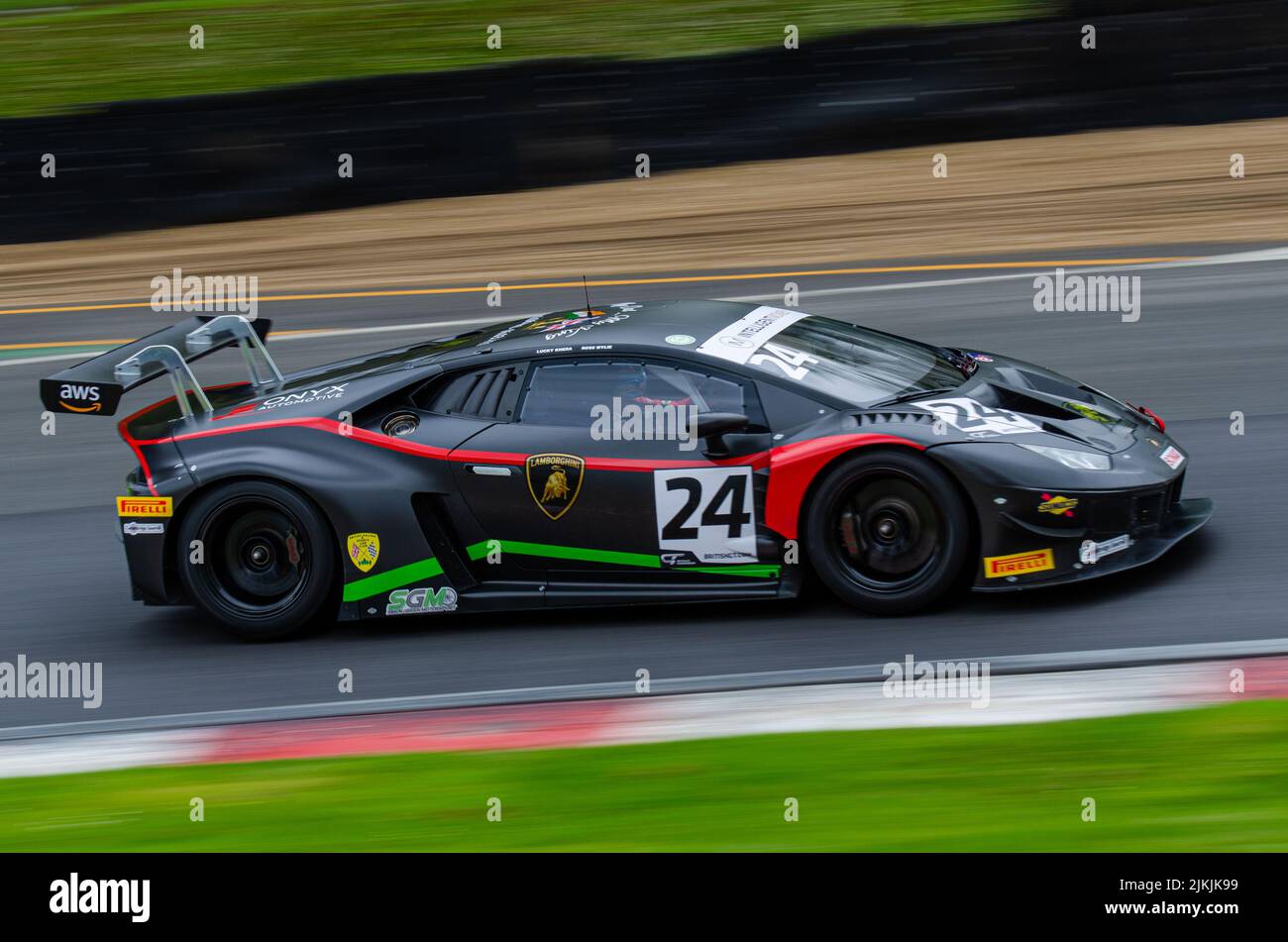 Un lungo scatto di esposizione di una Lamborghini Orocano in macchina nera durante la gara nel British GT Championship, Foto Stock