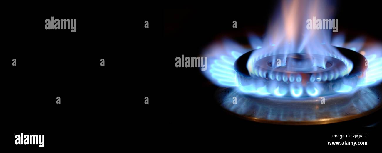 Fiamma di gas brucia su una stufa a gas Foto Stock
