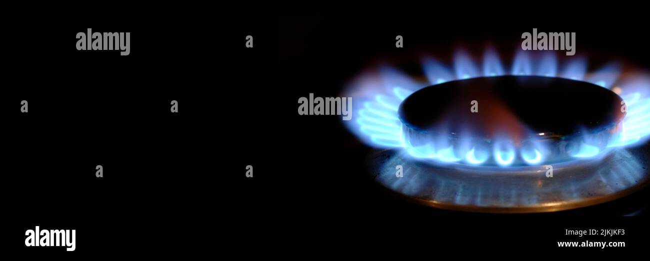 Fiamma di gas brucia su una stufa a gas Foto Stock